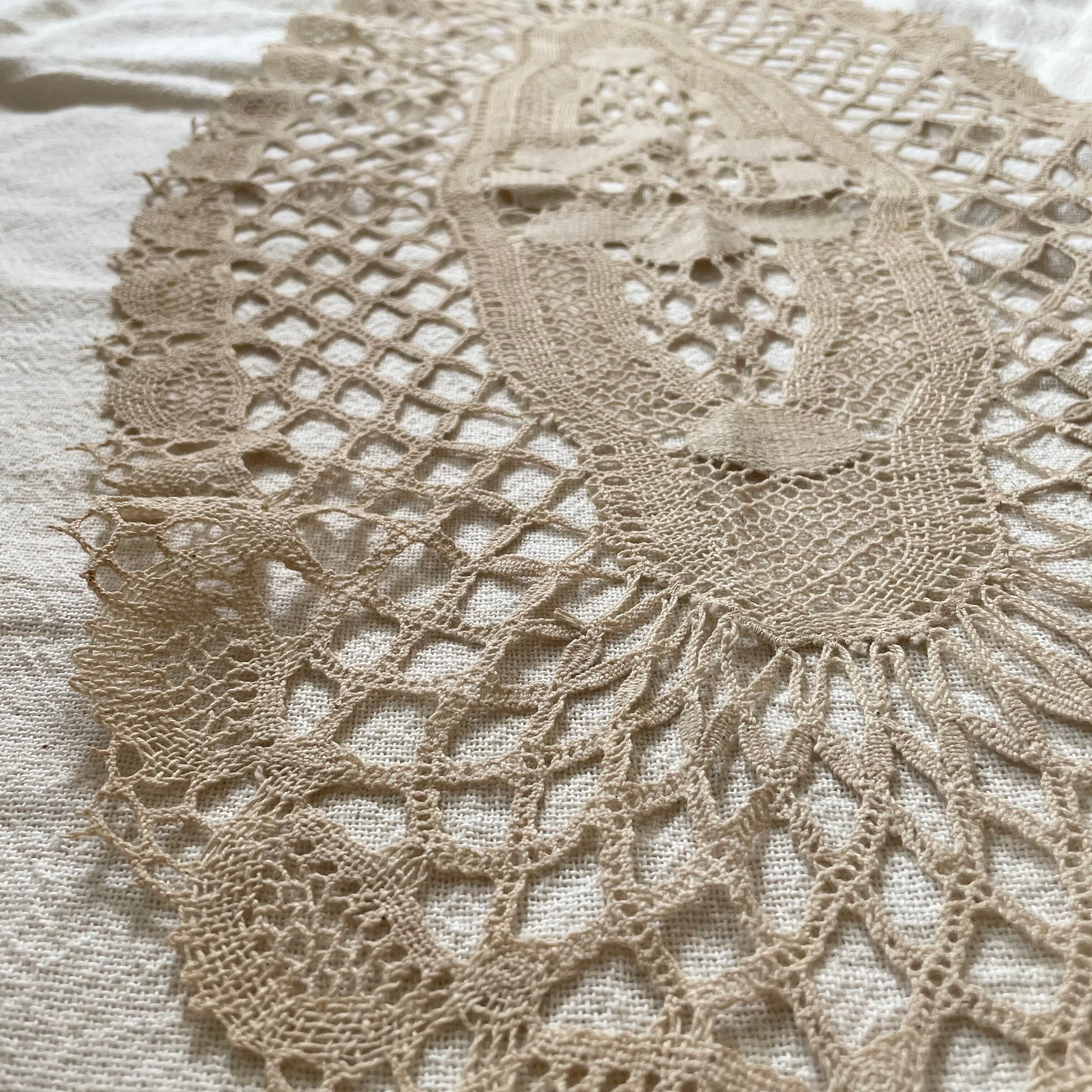 ベージュの大きなドイリー