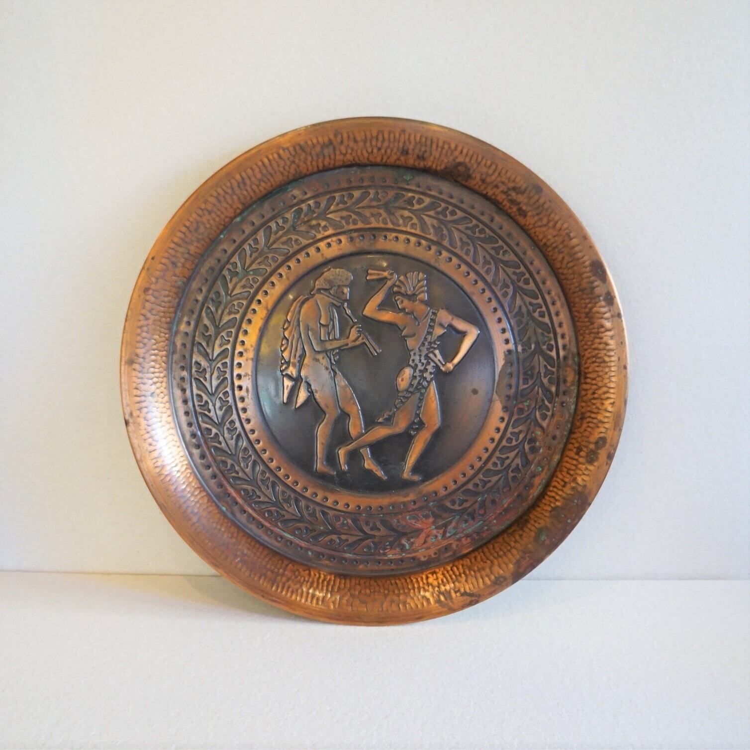 人物が描かれた銅製のトレー