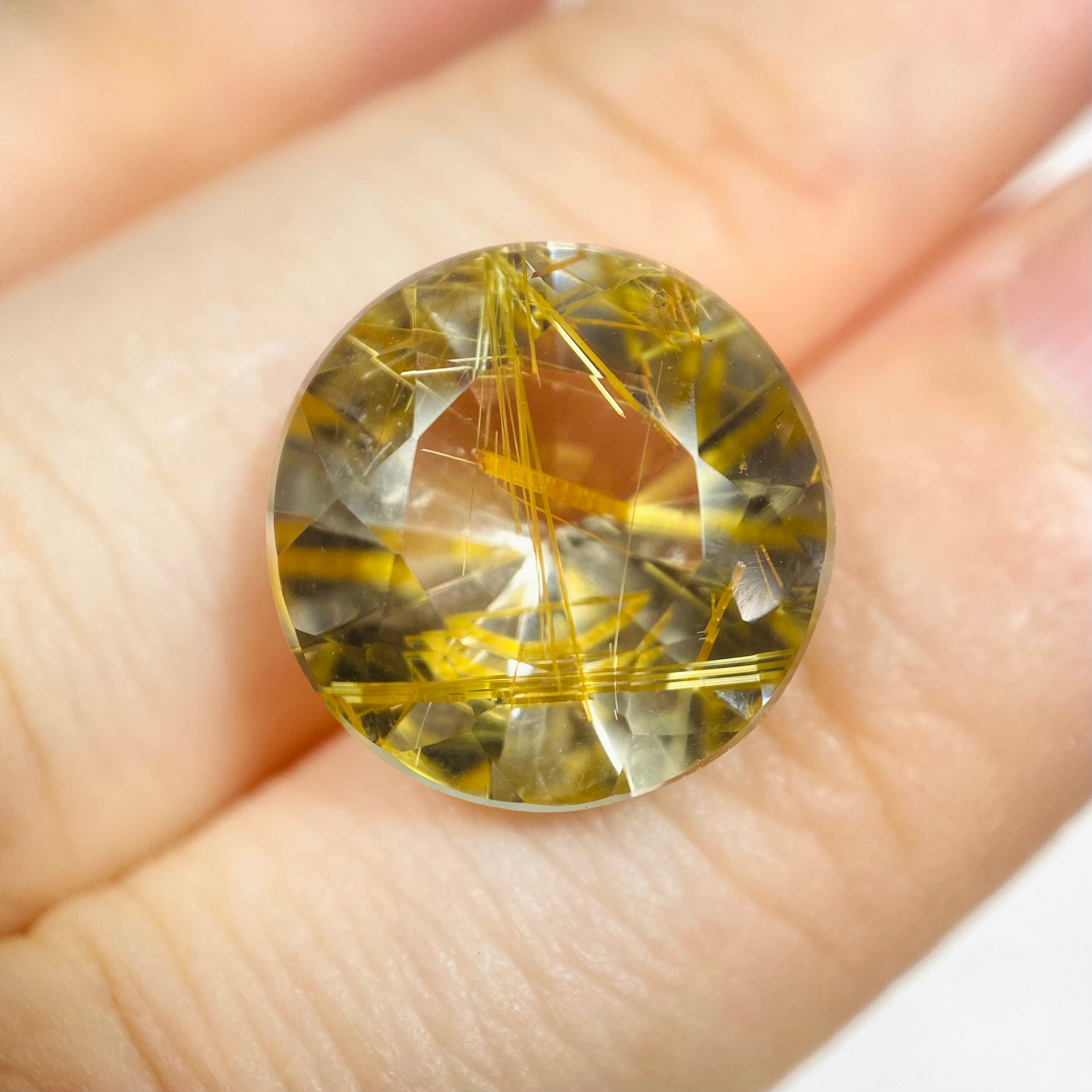 繊細かつ大胆なルチルクオーツ