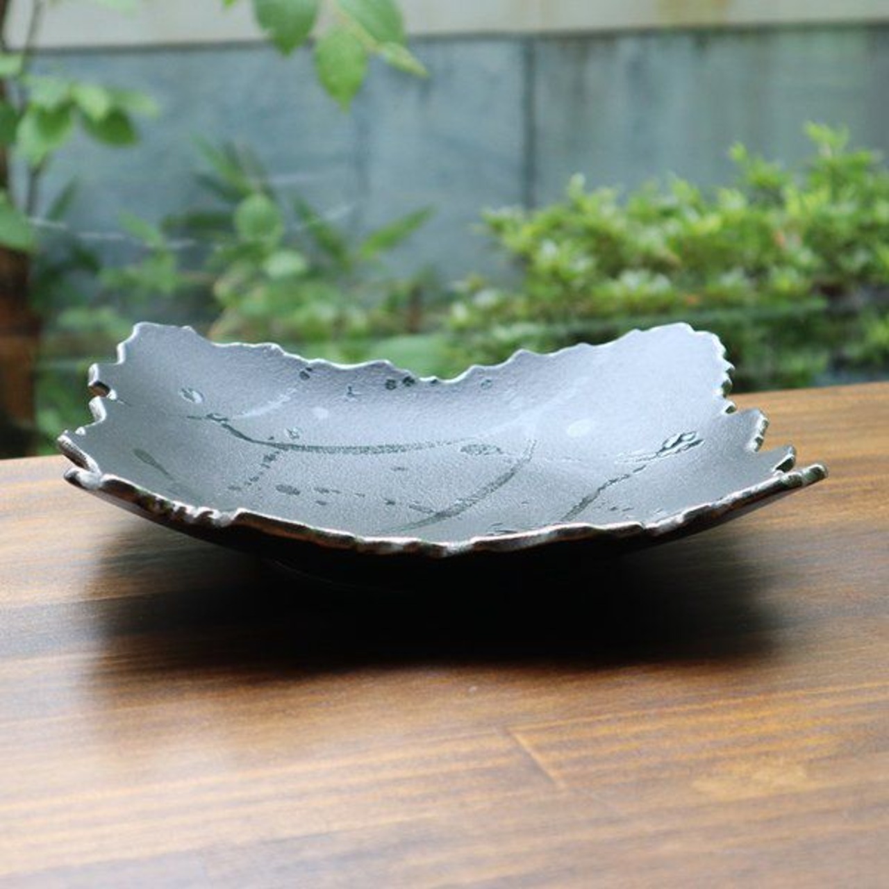 有田焼　角乱渕黒天目ルリ叩き渕プラチナ口変皿 6-051