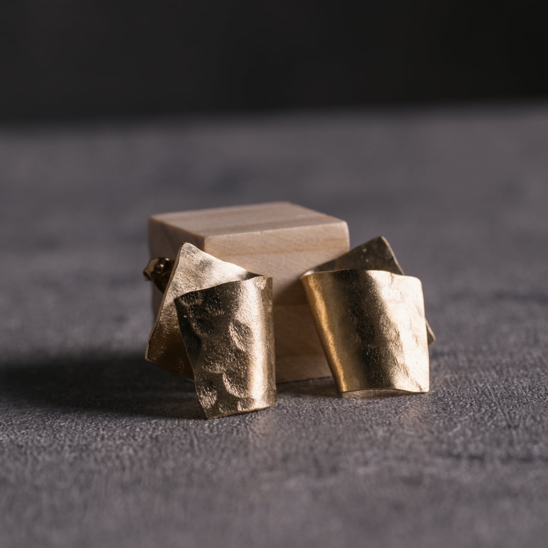 スタッドピアス｜hanbunco 槌目仕上げ 〈無垢真鍮〉 | Sorelle .