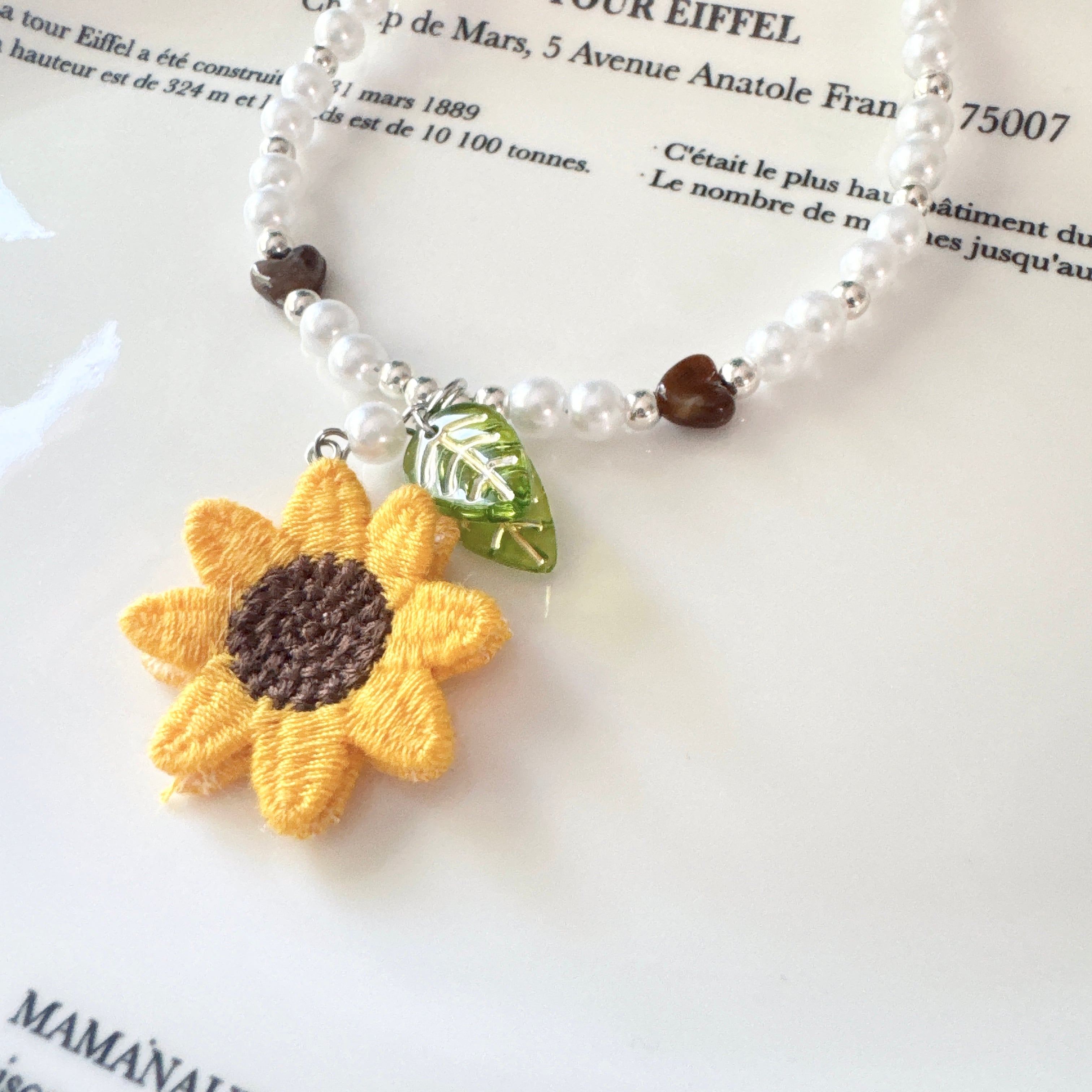 繊細な刺繍ひまわりネックレス