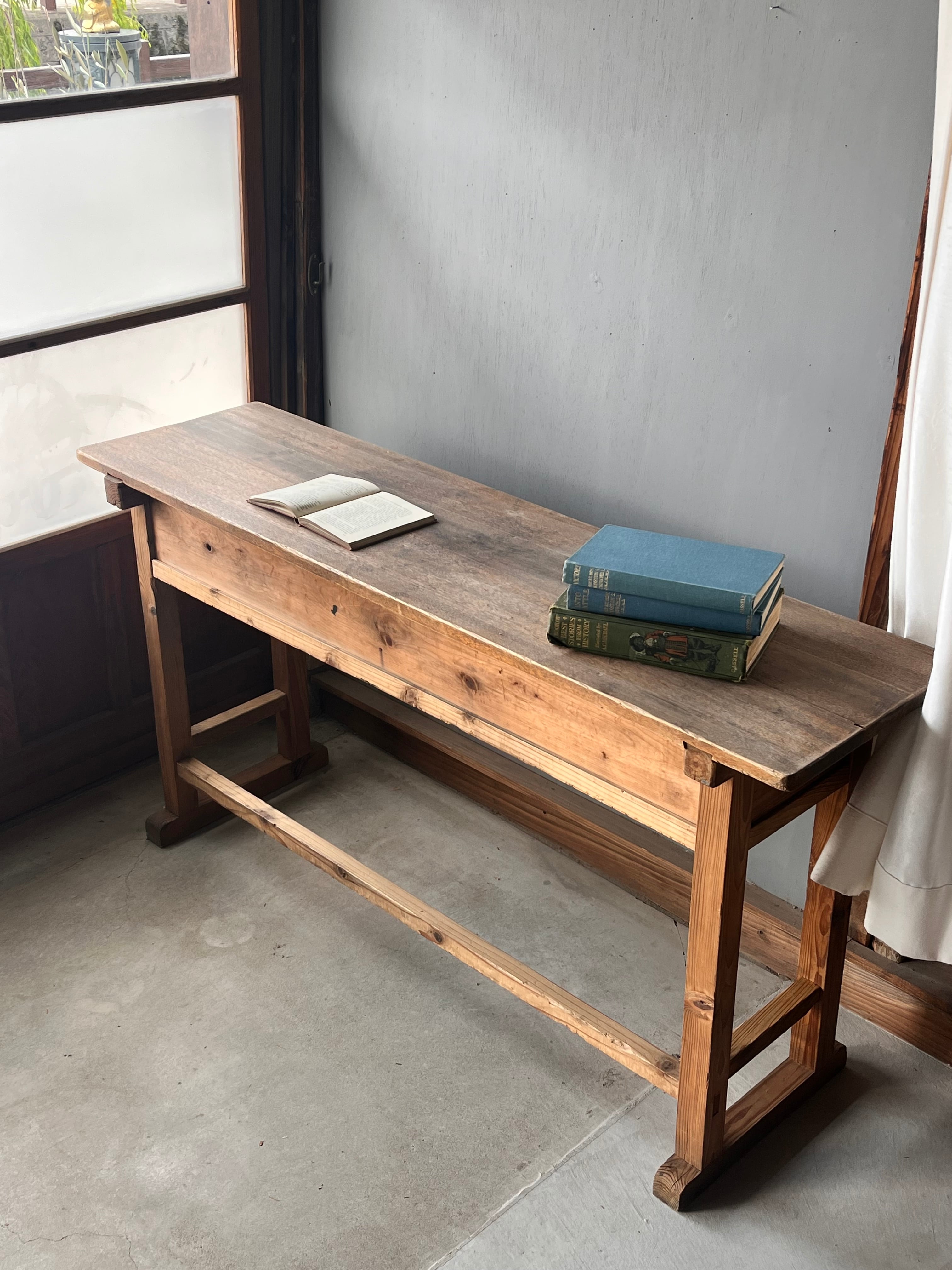 上野小の音楽室の机