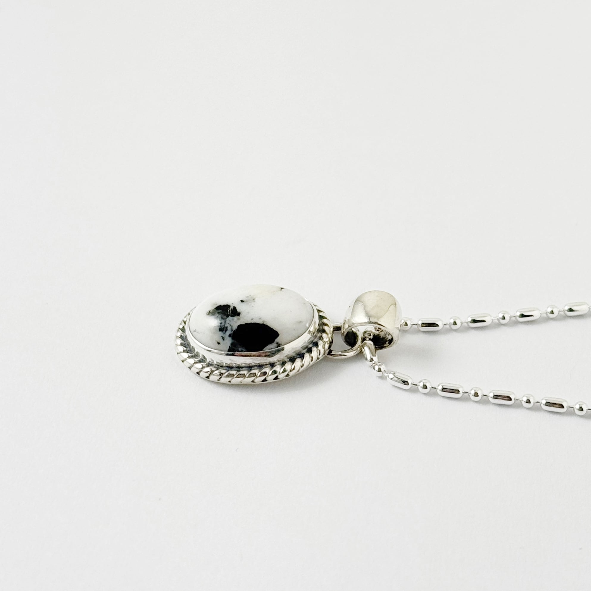 Indian Jewelry 》ホワイトバッファロー ドロップ／オーバル