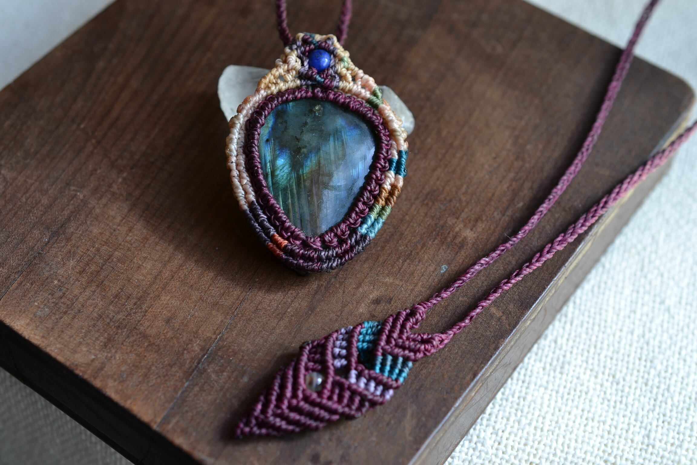 ブルーレインボー ラブラドライトマクラメ編みペンダントネックレス