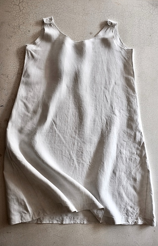 フランス 1900s リネン 空虚な花々の遊戯とモノグラムと肩ボタンワンピース アンティーク