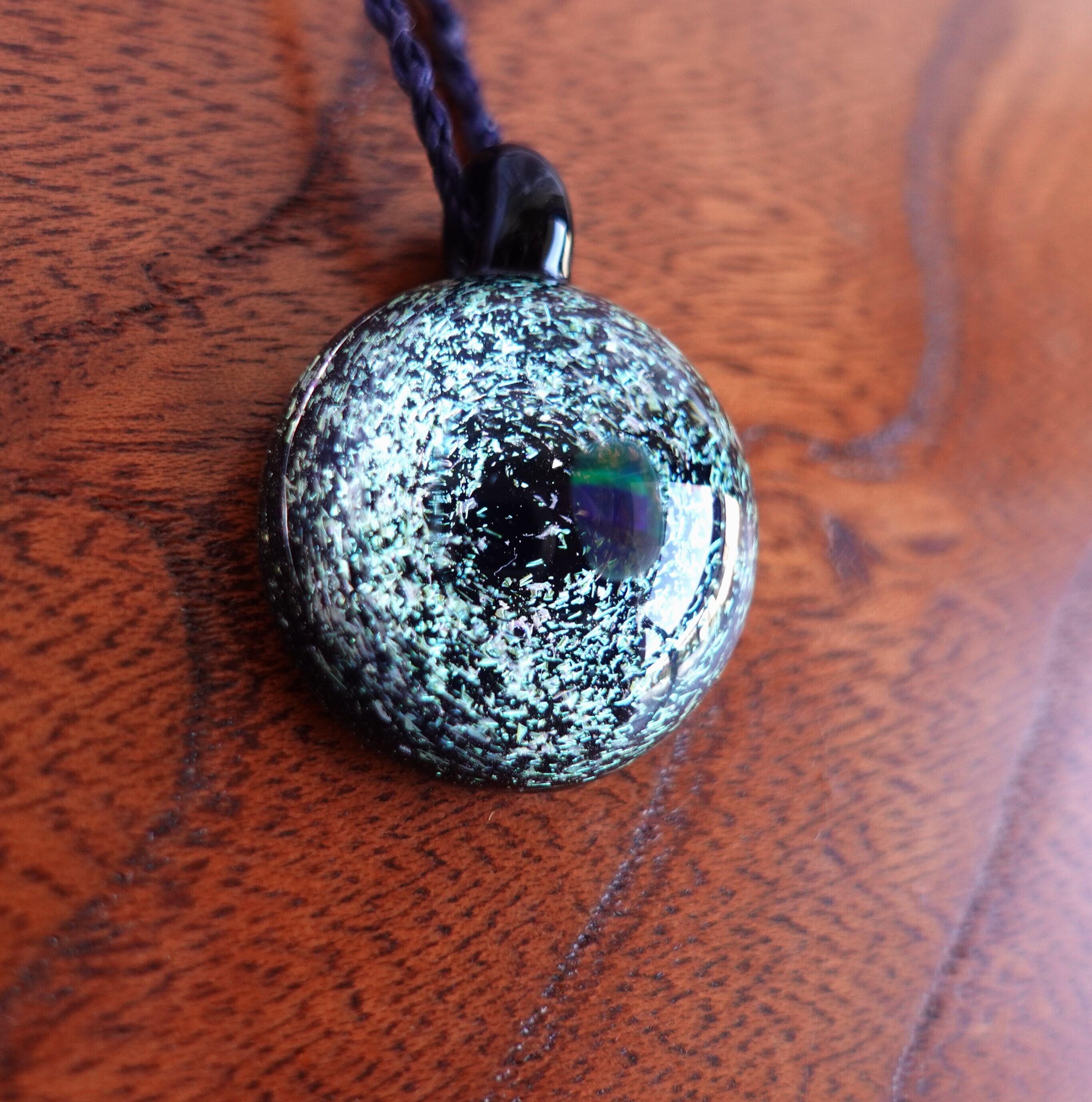 キラキラ ～宇宙のようなガラスの煌めき～ オパール入りペンダント