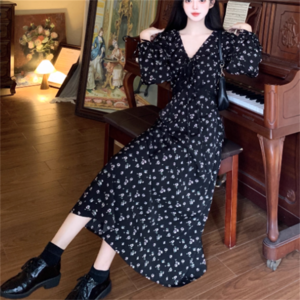 【送料無料】 ワンピース ロング マキシ 大きい ゆったり ゆる オーバーサイズ プラスサイズ 長袖 Vネック Aライン フレア 薄手生地 可愛い 大人可愛い きれいめ シンプル カジュアル シック コンサバ 華やか 大人 上品 おしゃれ お洒落 レトロ こなれ感 フェミニン ガーリー 小花柄 秋 レディース 女性用 ママ 20代 30代 40代 デート お出かけ 女子会 お呼ばれ 休日 お茶会 授業参観 着回し 普段使い ファッション コーデ スタイル 楽ちん 体型カバー 定番 着痩せ ブラック