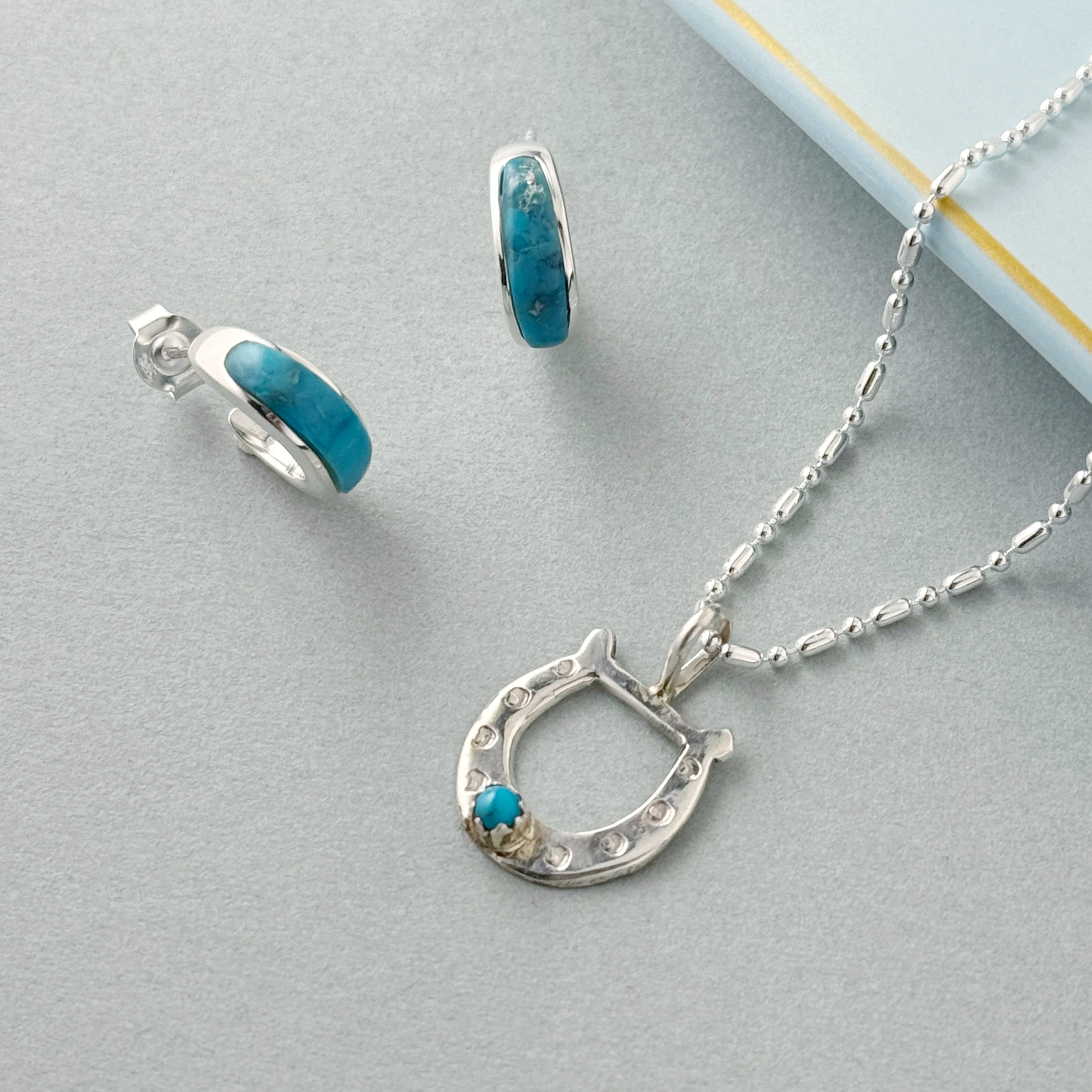馬形　天然ターコイズペンダント Indian Jewelry】ターコイズ ホースシューペンダント Silver 馬 蹄鉄