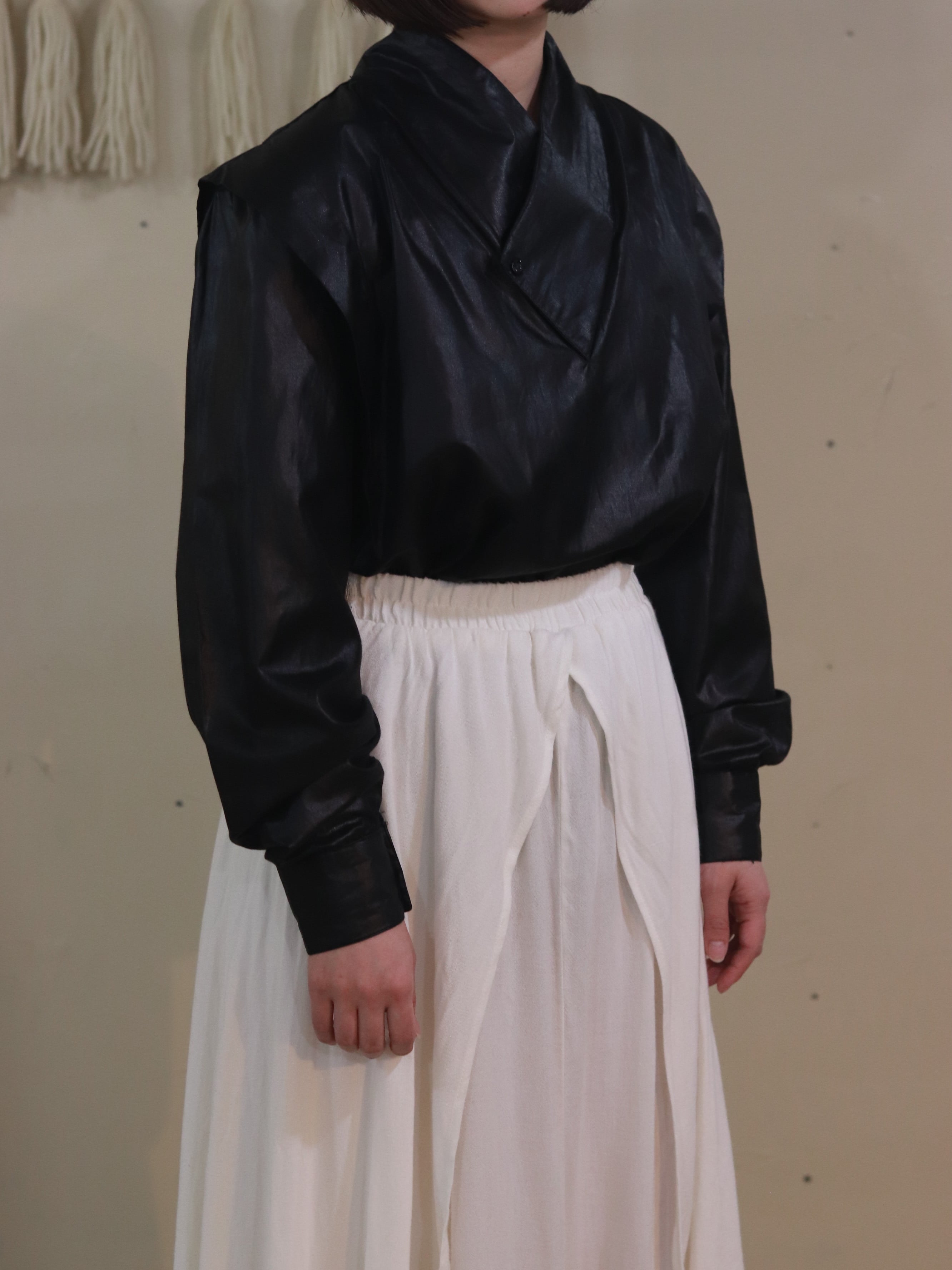 BLACK PULLOVER BLOUSE