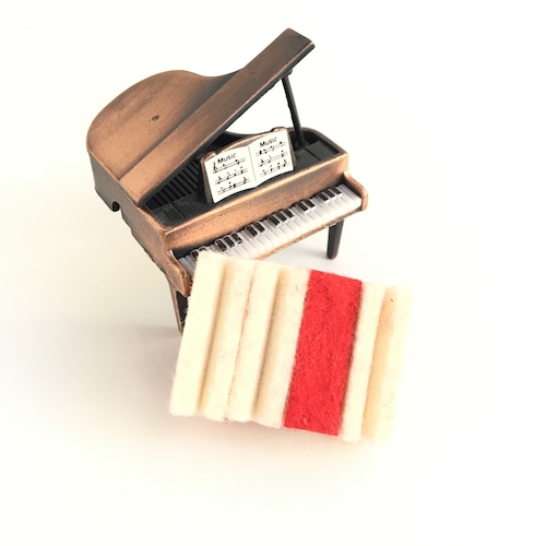 ピアノのダンパーフェルトを使ったブローチ P-002 Piano damper-felt brooch