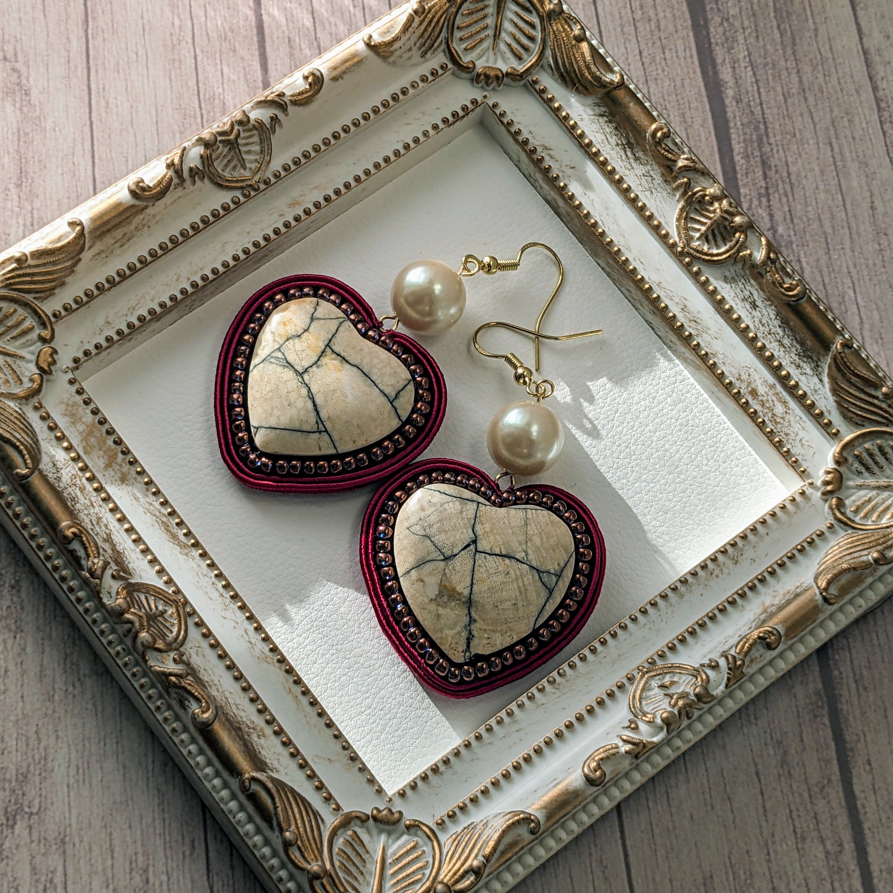 黒と金のソウタシエの耳飾り | slothtone