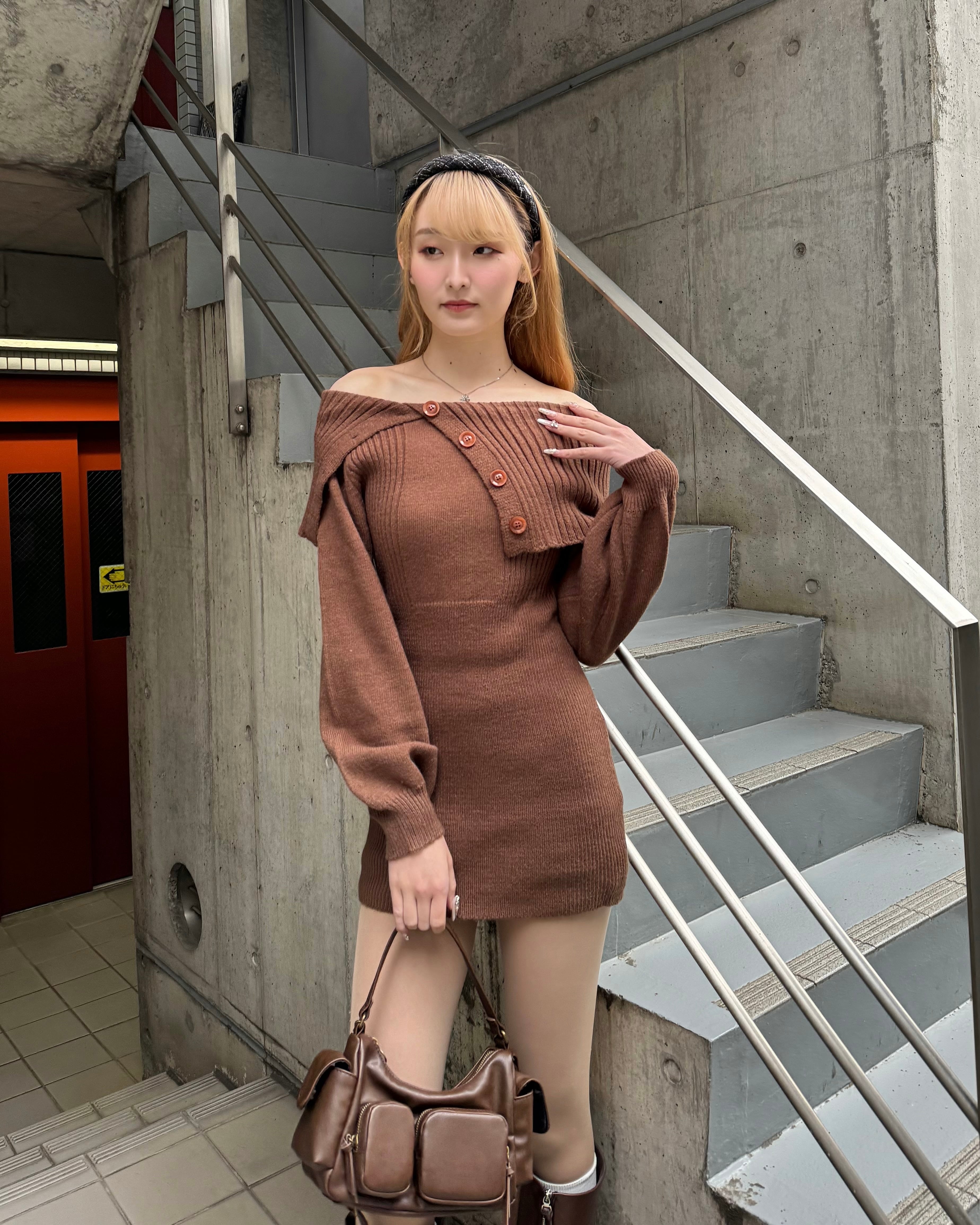 ボタンデザインオフショルニットワンピ V04530