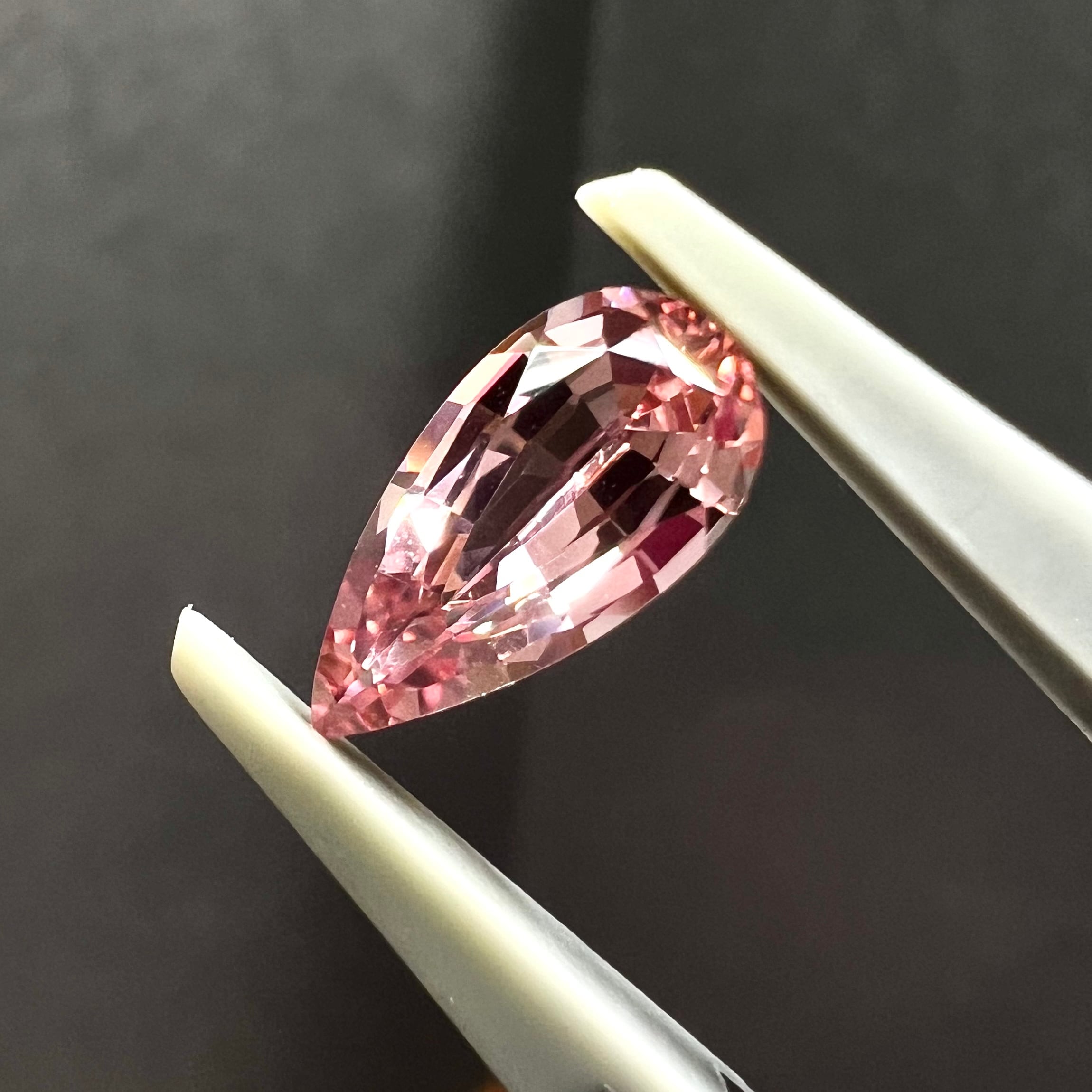 再結晶 ピンクサファイア ほんのりパパラチア 1.4ct ペアシェイプ ルース-