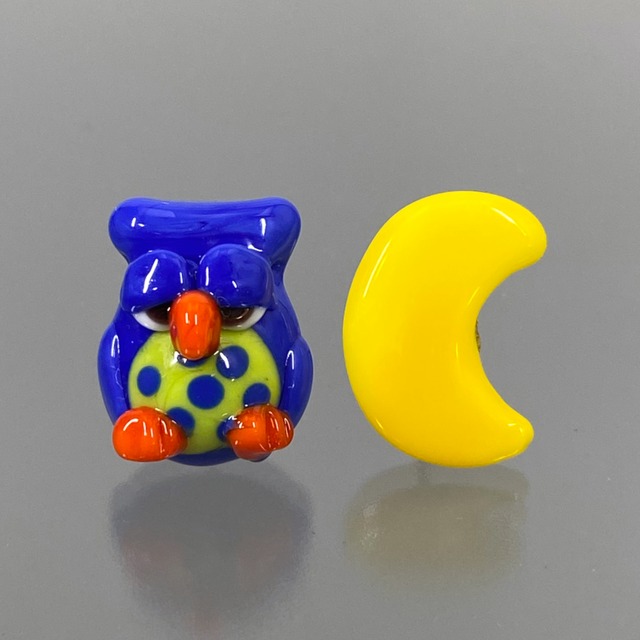 ベネチアンガラス　ピアス（ポスト）　お月様とご機嫌斜めなフクロウ　青