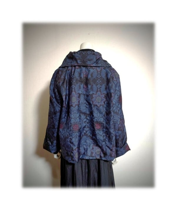 【新品未使用】大島紬 ラグラン袖ショートジャケット 着物リメイク 作家さん購入 44＊大島紬 新作 ジャケット 昭和レトロ 着物リメイク 花柄 黒×紺系