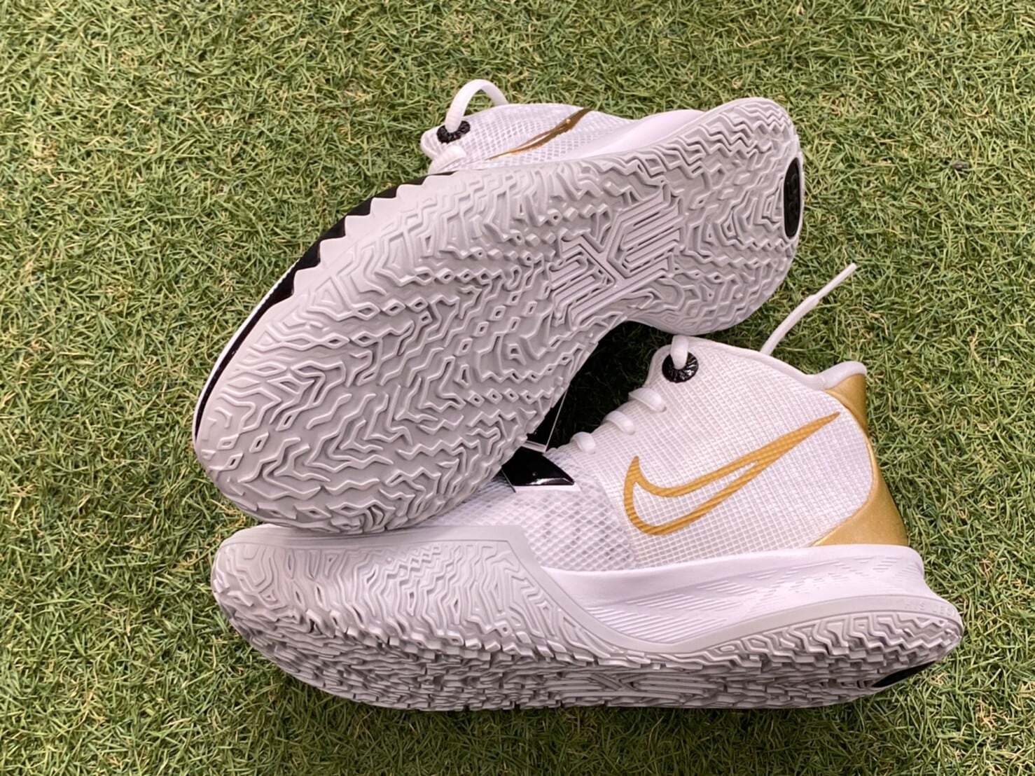 NIKE KYRIE 7 EP WHITE/METALLIC GOLD-BLACK-GREY CQ9327-101 NIKE KYRIE 7 EP WHITE/METALLIC GOLD-BLACK-GREY CQ9327-101