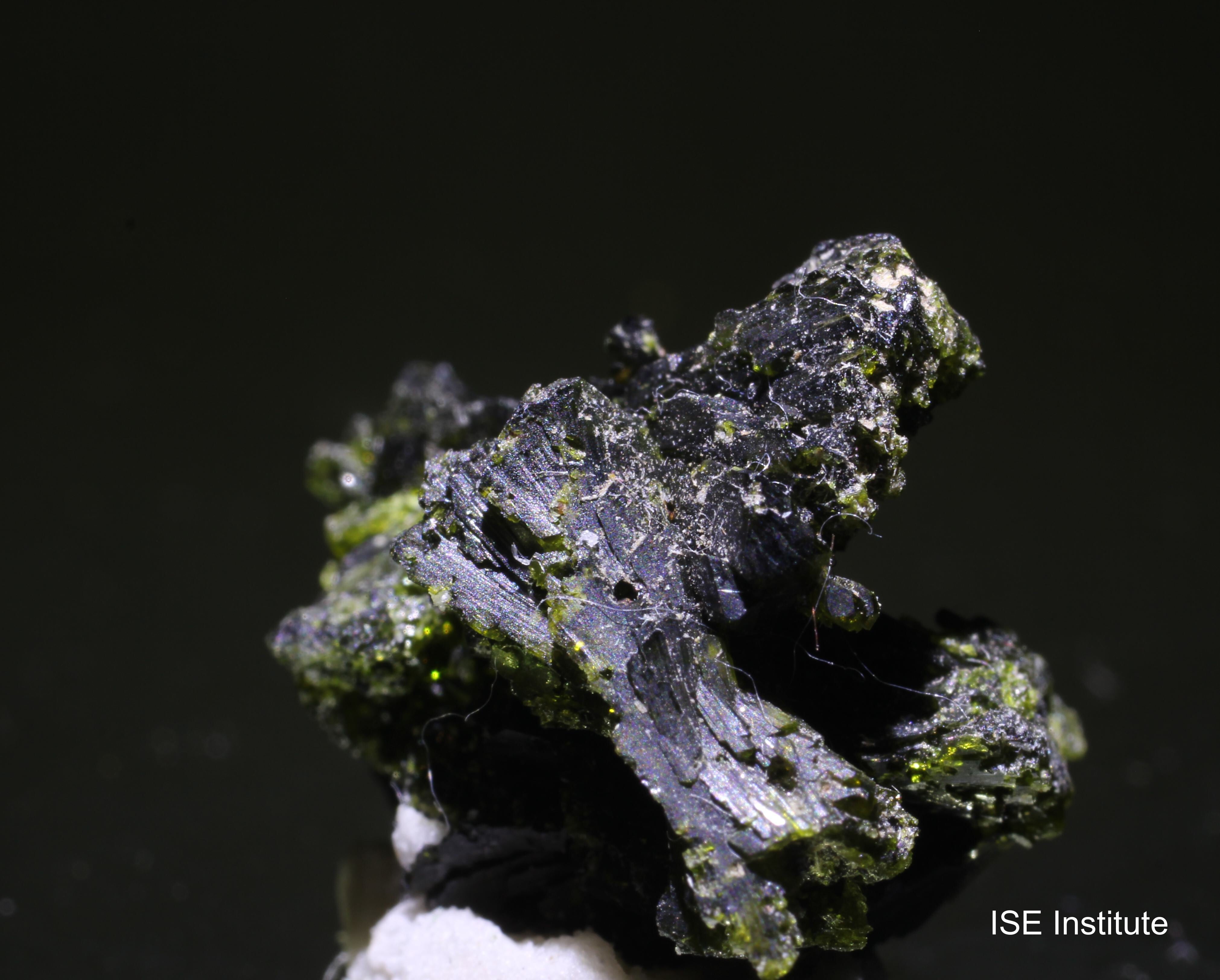 緑簾石 | ISE Institute ISE鉱物隕石科学研究所