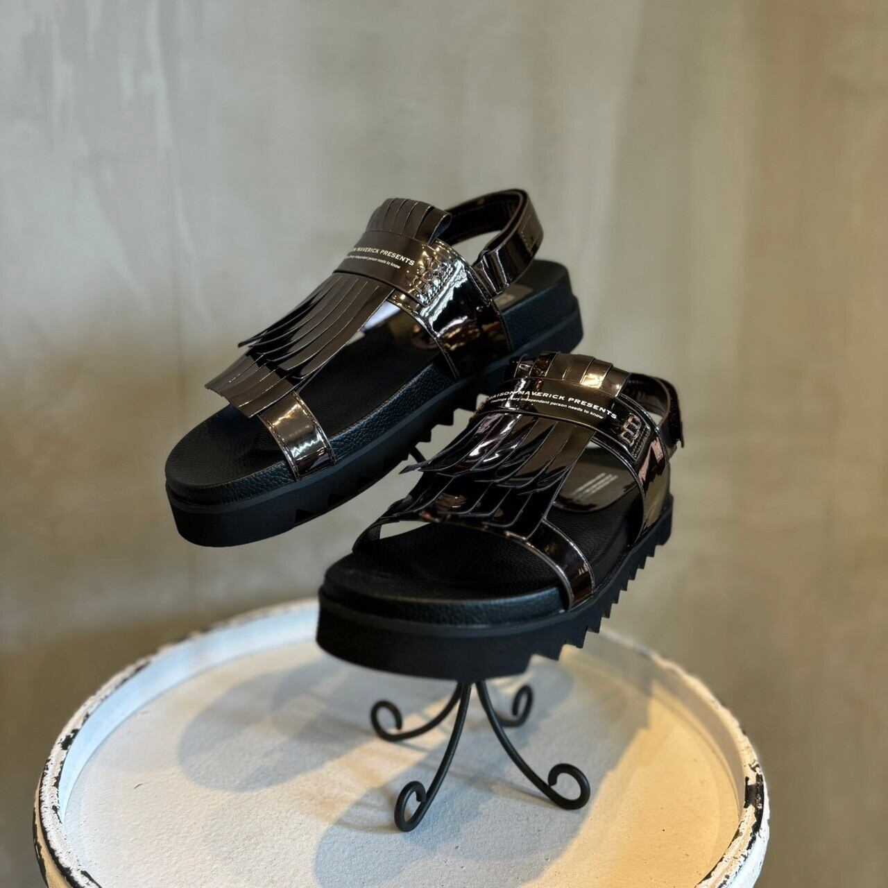 TOGA PULLA 考えろ > フリンジサンダル 