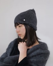 FOURAM - Fox Cashmere Knit Cap ：Gray｜固定ピンブローチ／起毛の陰影