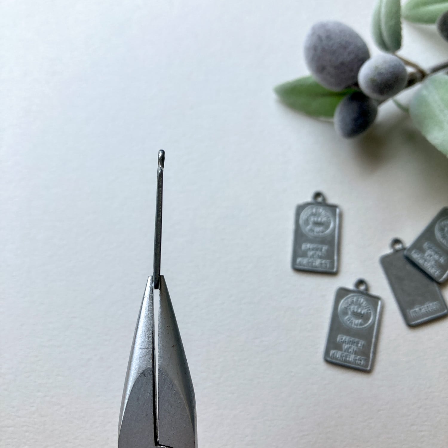 再入荷〉ヴィンテージ風 ミニプレートチャーム | Dua-アクセサリー