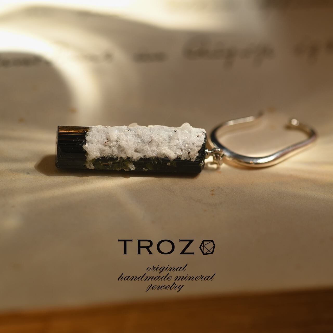 カルサイト | TROZO 鉱物原石の天然石アクセサリーブランド