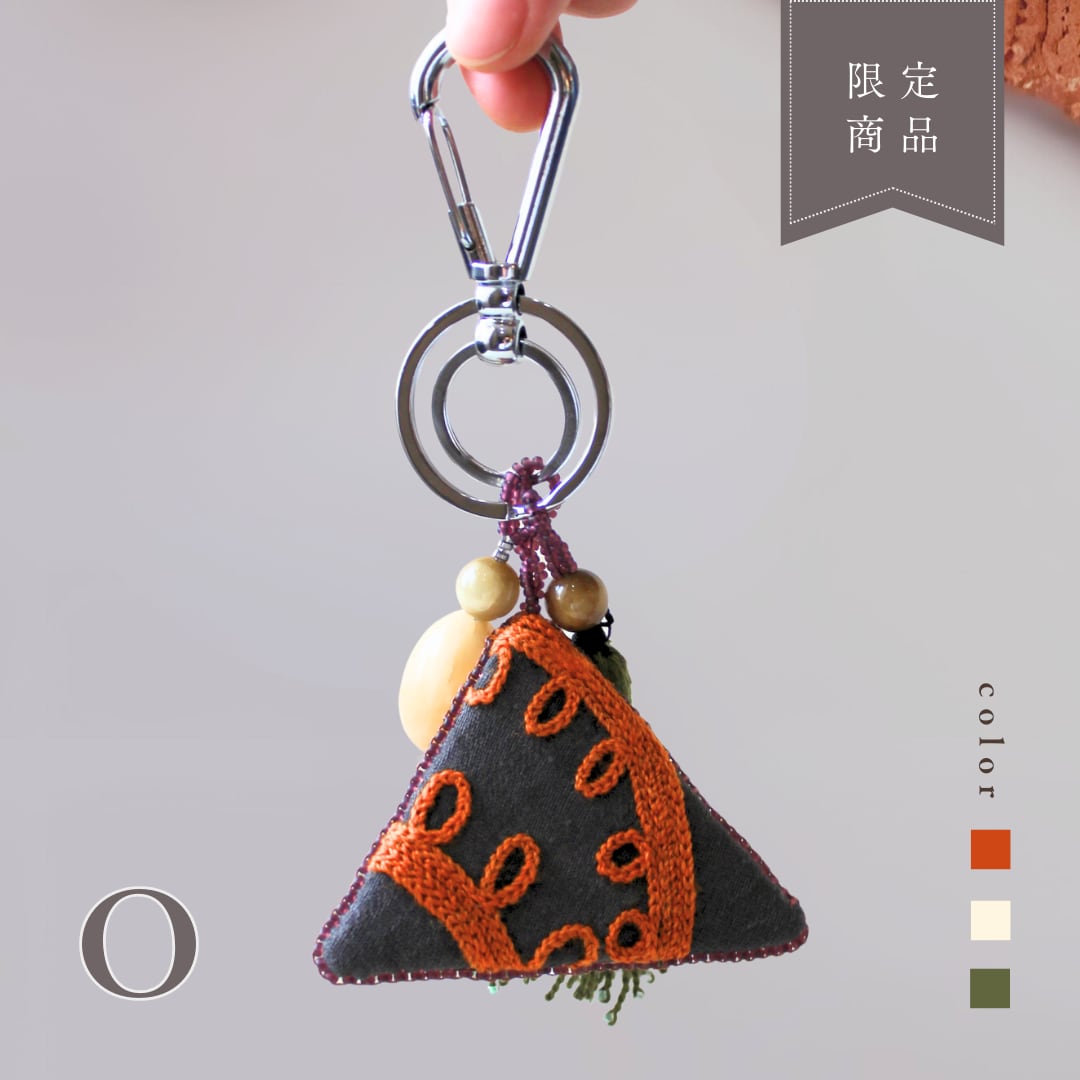 【トゥマール・キーホルダー】 キルギスのお守り ヴィンテージ 手刺繍トゥマール 〈橙葉〉オレンジ・グリーン