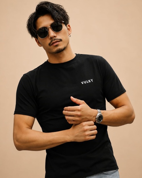 クルーネック　ブラックTシャツ　ホワイトロゴ　- ナチュラルフィット -  シリーズ２