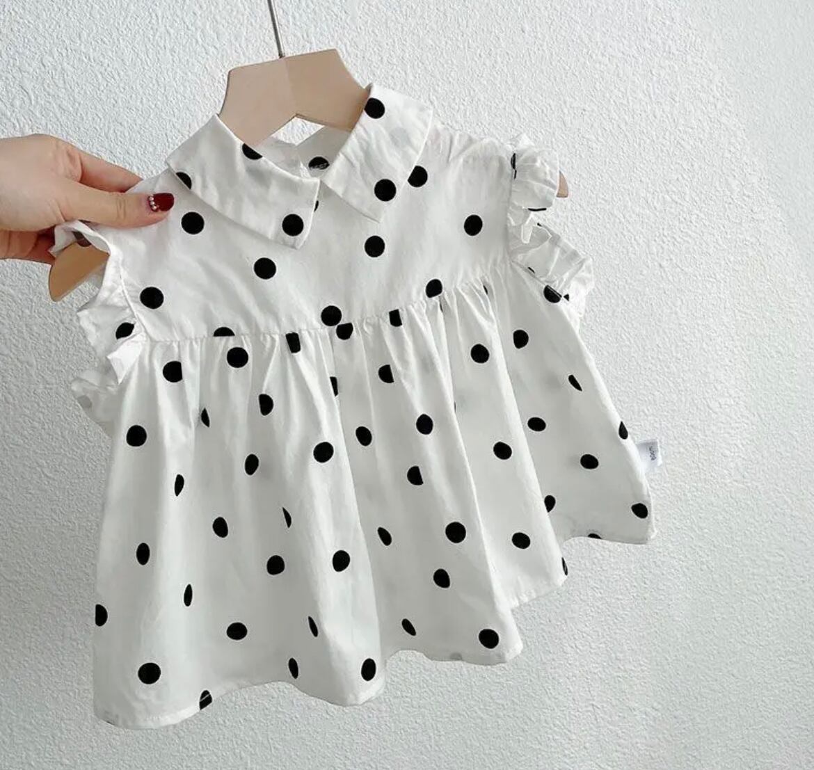 水玉模様のフリルノースリーブサマーシャツ