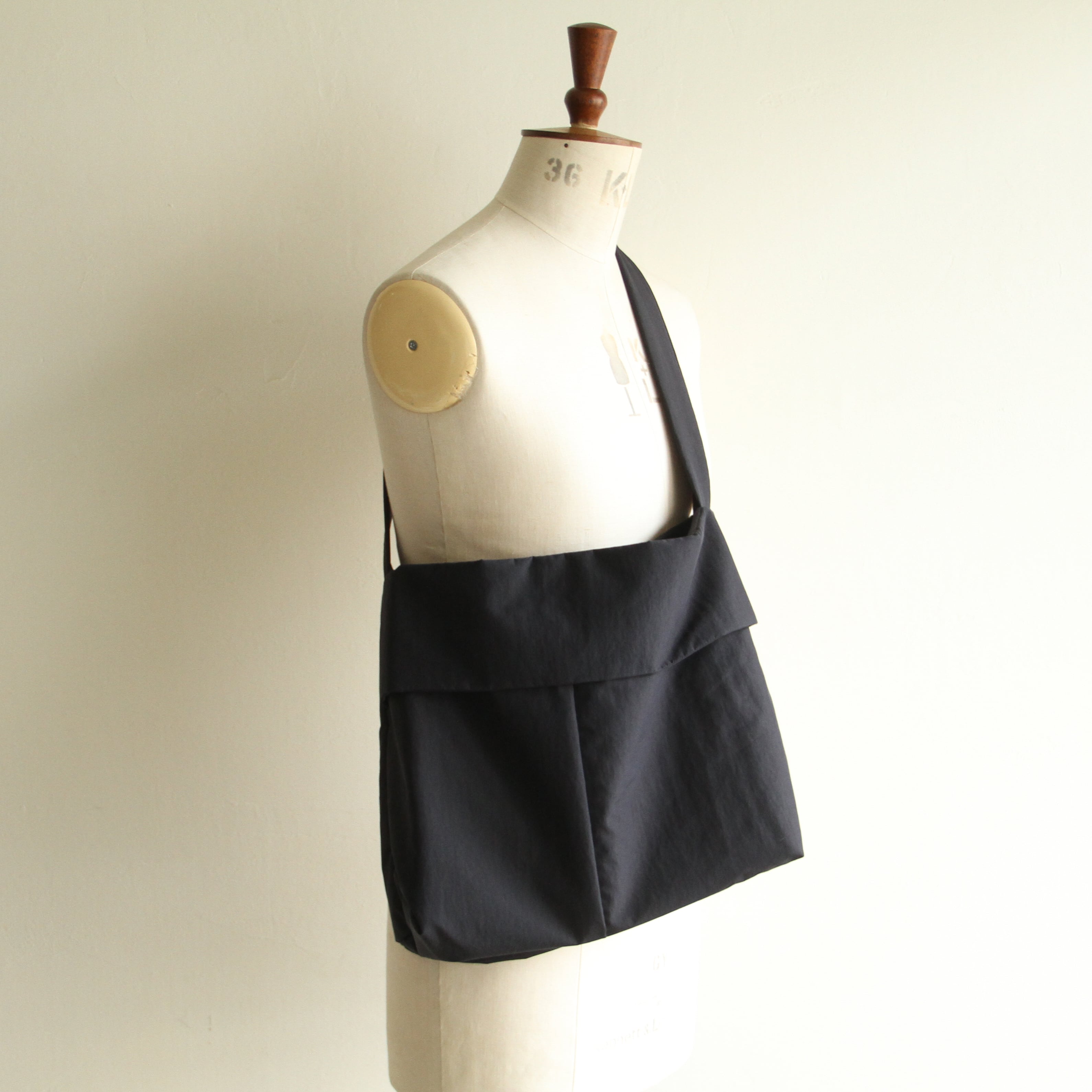 STILL BY HAND【 mens 】 Padded crossbody bag