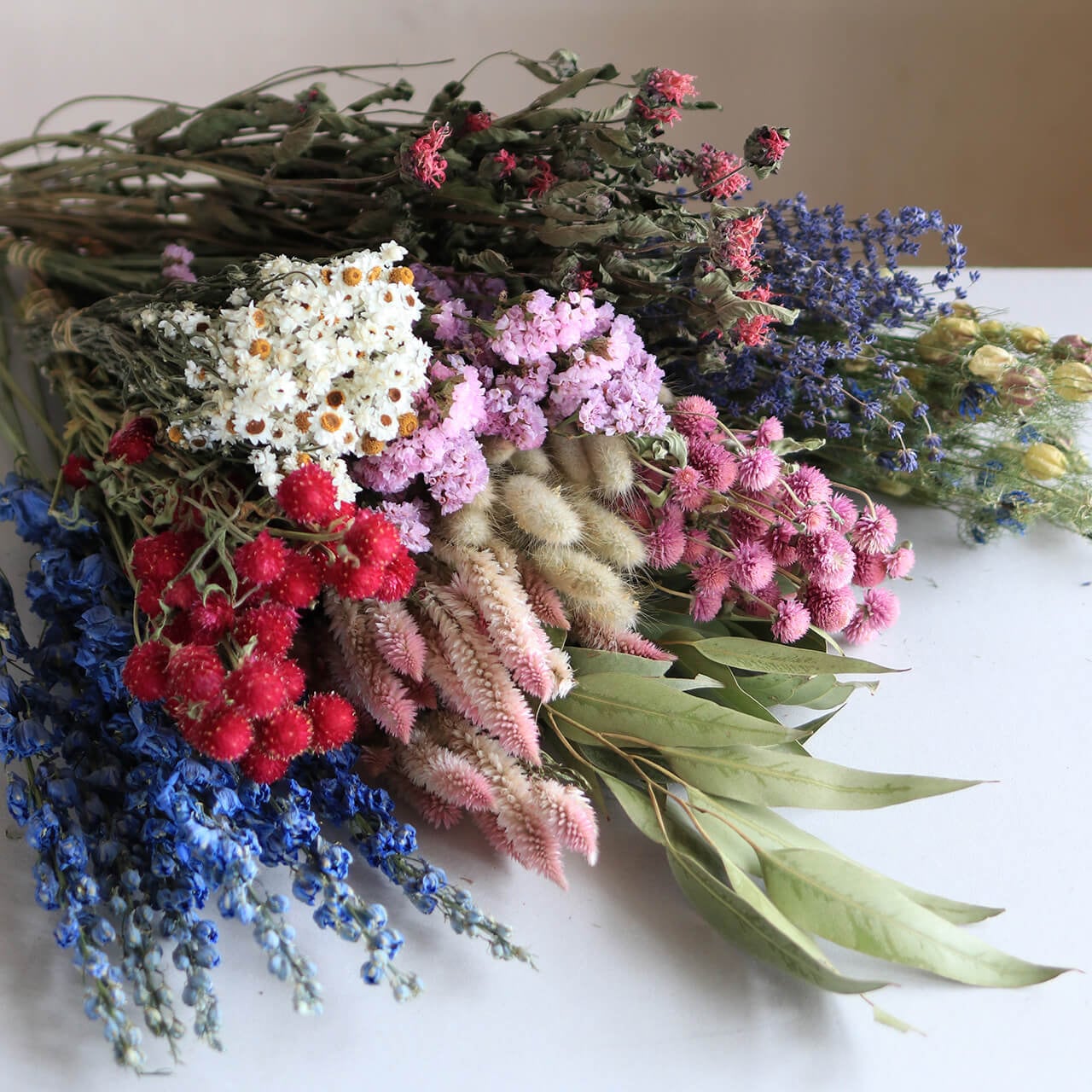 チガヤとカワラハハコのベビーピンク色フライングリース　ドライフラワー　千日紅 3b622506999eda5e76f94ff4418be5