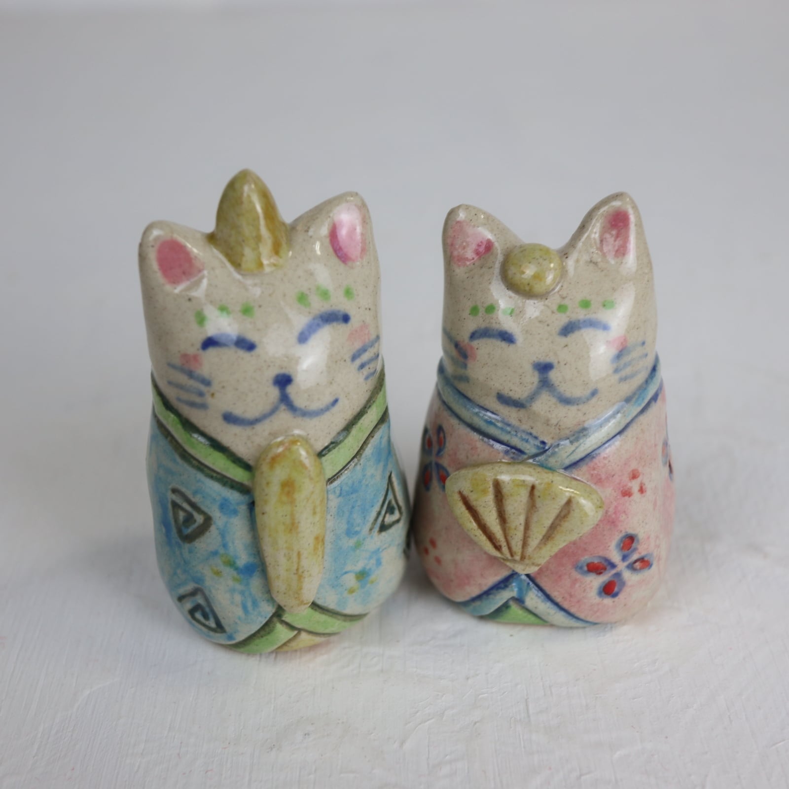 みけねこお雛様三段飾り(ぼんぼり白) 止原理美 ねこのお雛様（白猫） | 萩焼 風来房
