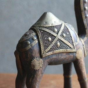 木彫り ラクダ ヴィンテージ置物｜異国情緒漂う真鍮装飾のアンティークオブジェ 1