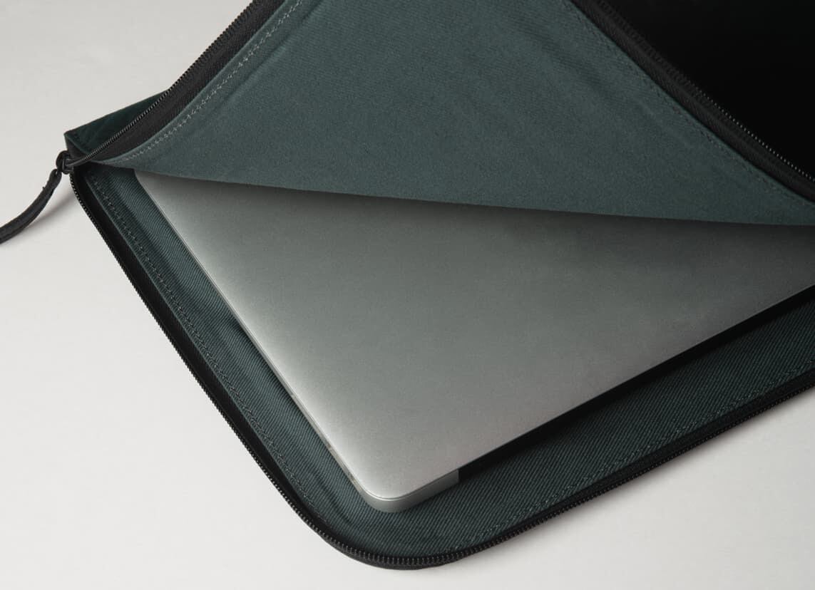 ノートPCケース POSTALCO Slim Laptop Case POSTALCO | スリムラップトップケース | Charcoal Gray - Stripe-inc