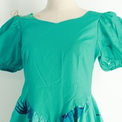 フラダンス 衣装 T&L MUUMUU FACTORY ムームーファクトリー ワンピース ドレス グリーン系 ハイビスカス柄 タロリーフ柄 花柄 植物柄 ハワイアンプリント ハワイアン アロハ フラ ダンス レッスン 練習 緑 紺 黄 黄緑 イエロー系 ネイビー系 華やか 鮮やか かわいい おしゃれ 上品