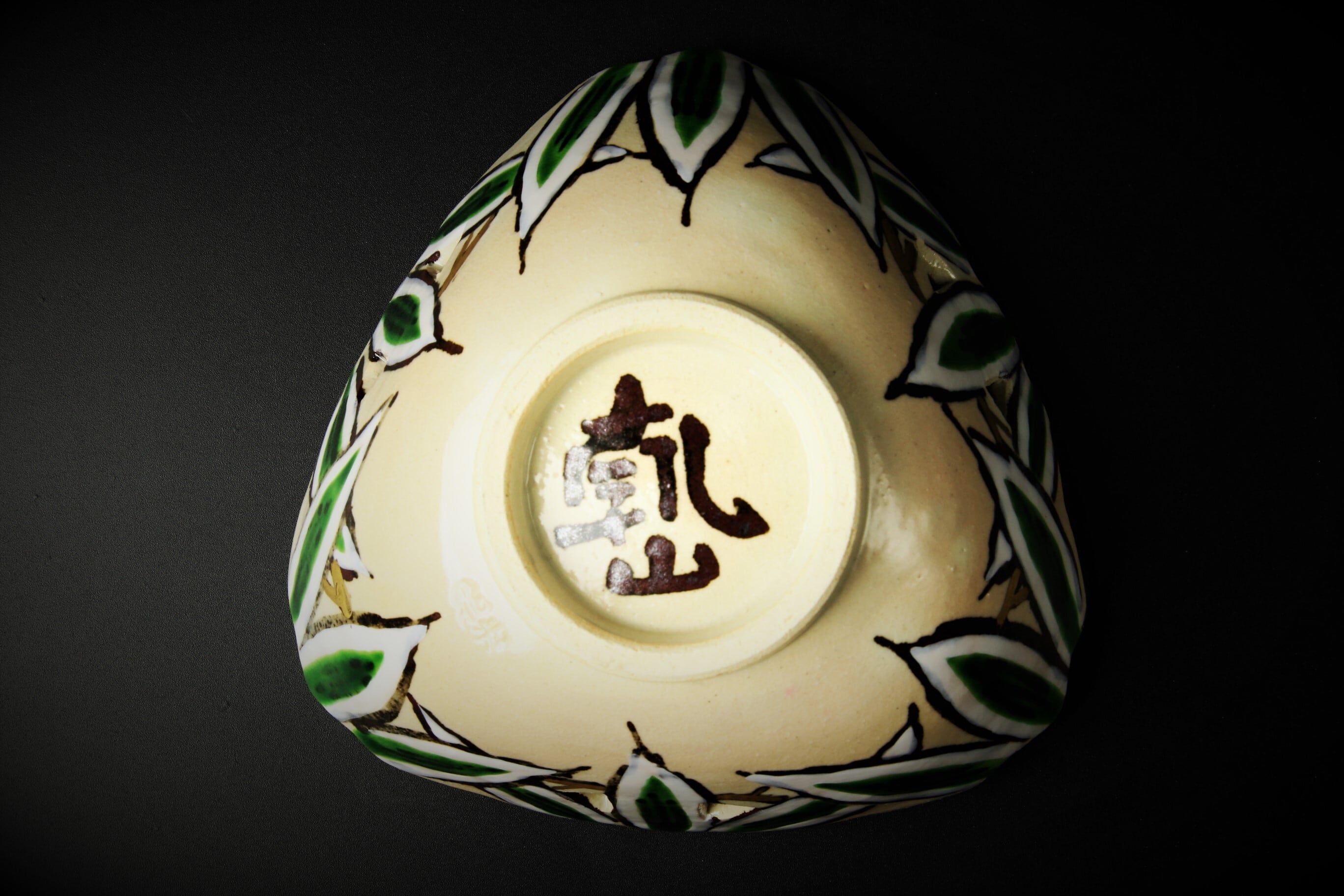 852>乾山写隈笹透かし三角小向 清水焼 | 陶香堂オンラインストア