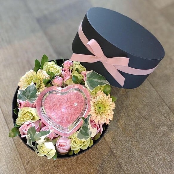 女性への女性への贈り物【名前入りアロマキャンドル】生花のフラワー