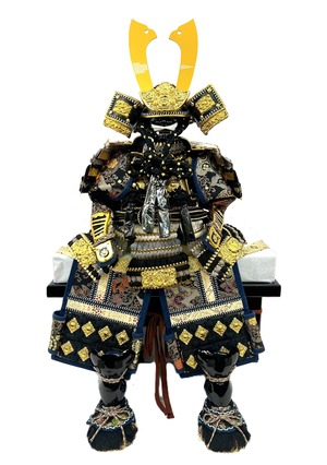 7号 白ラメグレー黒縅 鎧　708　五月人形　兜飾り　コンパクト　端午の節句　初節句　お祝い　こどもの日　海外へのお土産　こだわりの兜　日本文化　日本伝統　日本土産　菖蒲の節句　節句飾り　かぶと　虎　龍　竜　伝統工芸