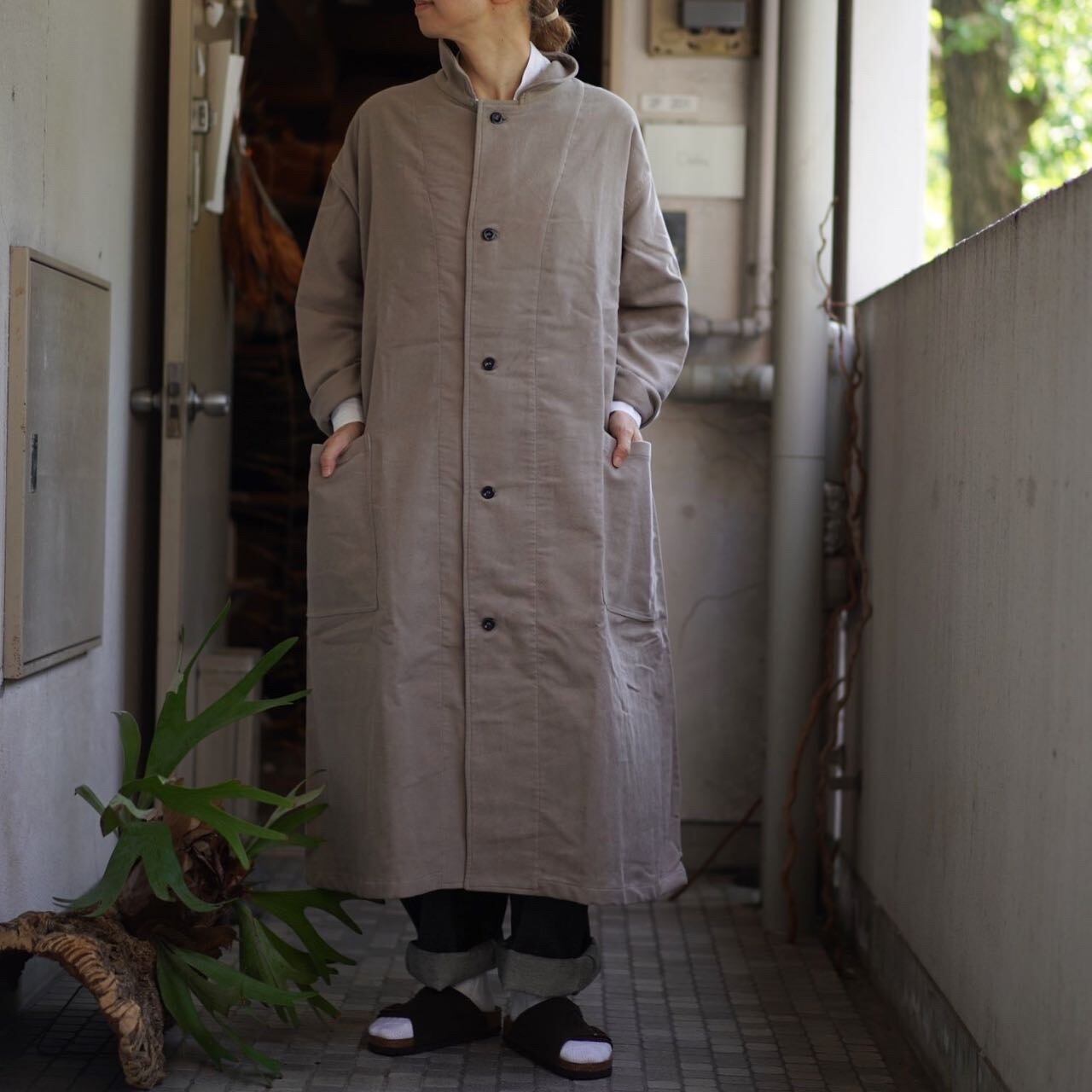 Yarmoヤーモ Lab Coat Taupe   Debby powered by BASE