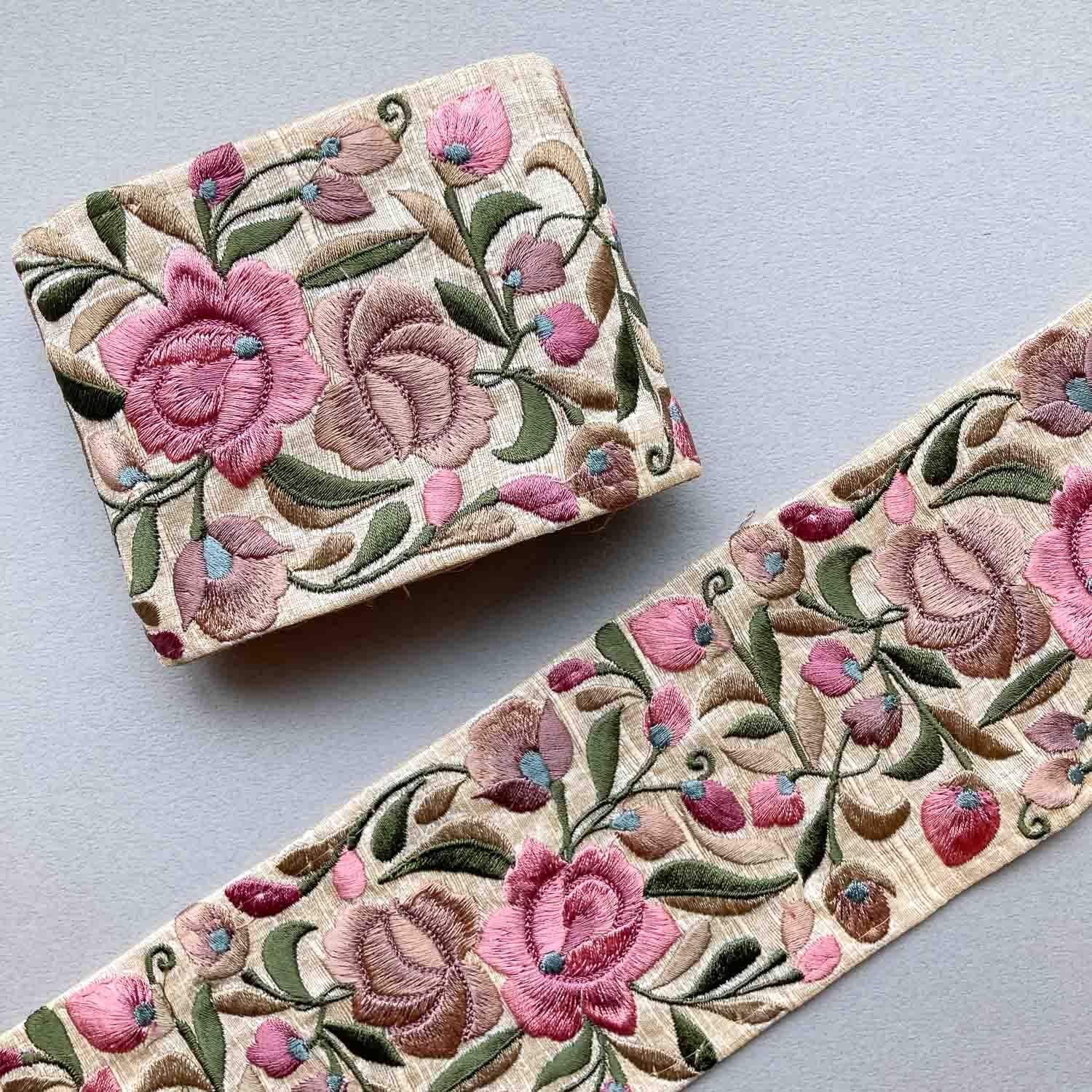〈最終入荷〉ピンクとベージュのお花太幅インド刺繍リボン（1mカット） | Dua-アクセサリーパーツショップ