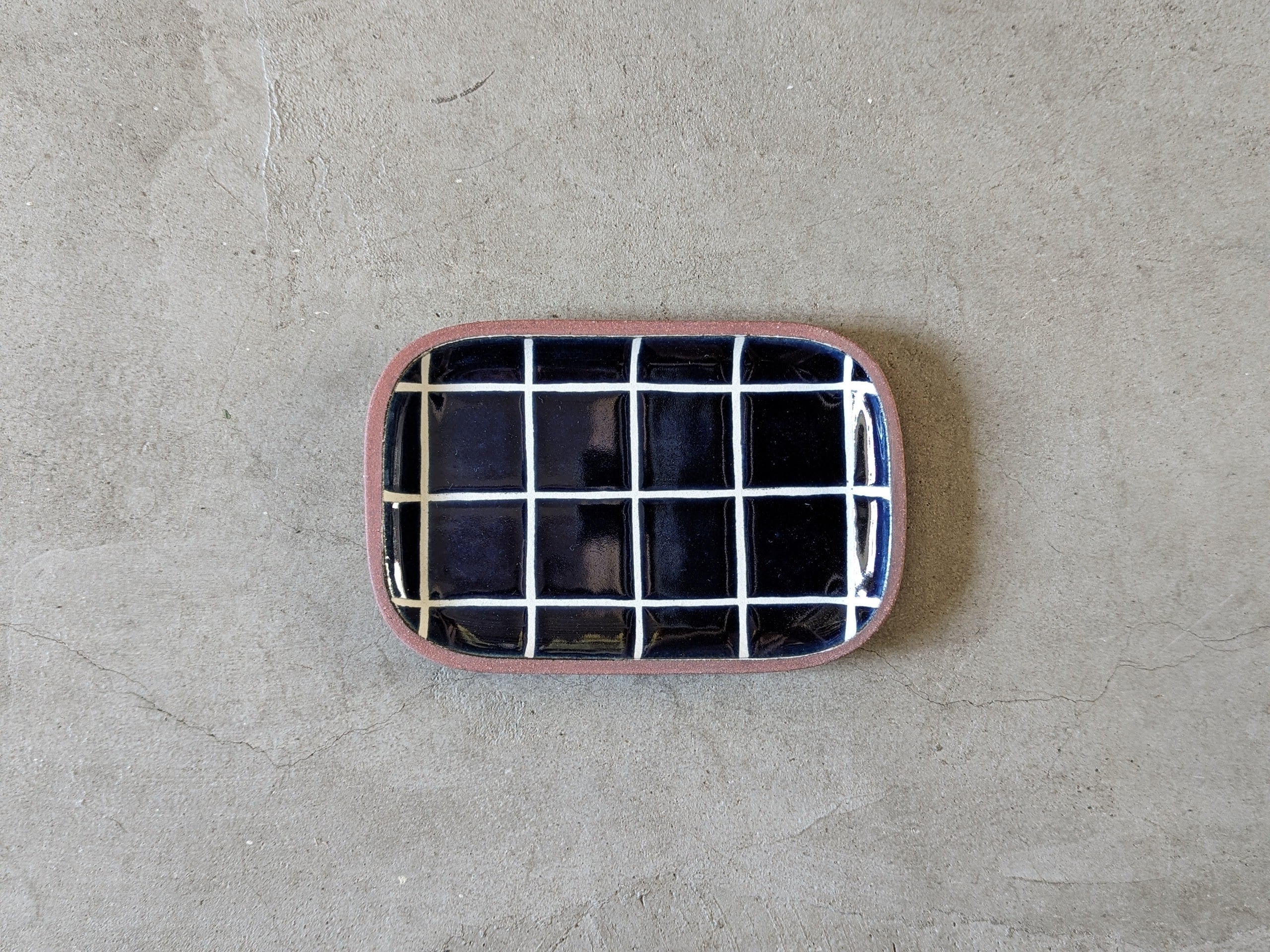 やちむん 角皿・小 ／ タイル（藍色） | 一翠窯 | inoya | Basic Life