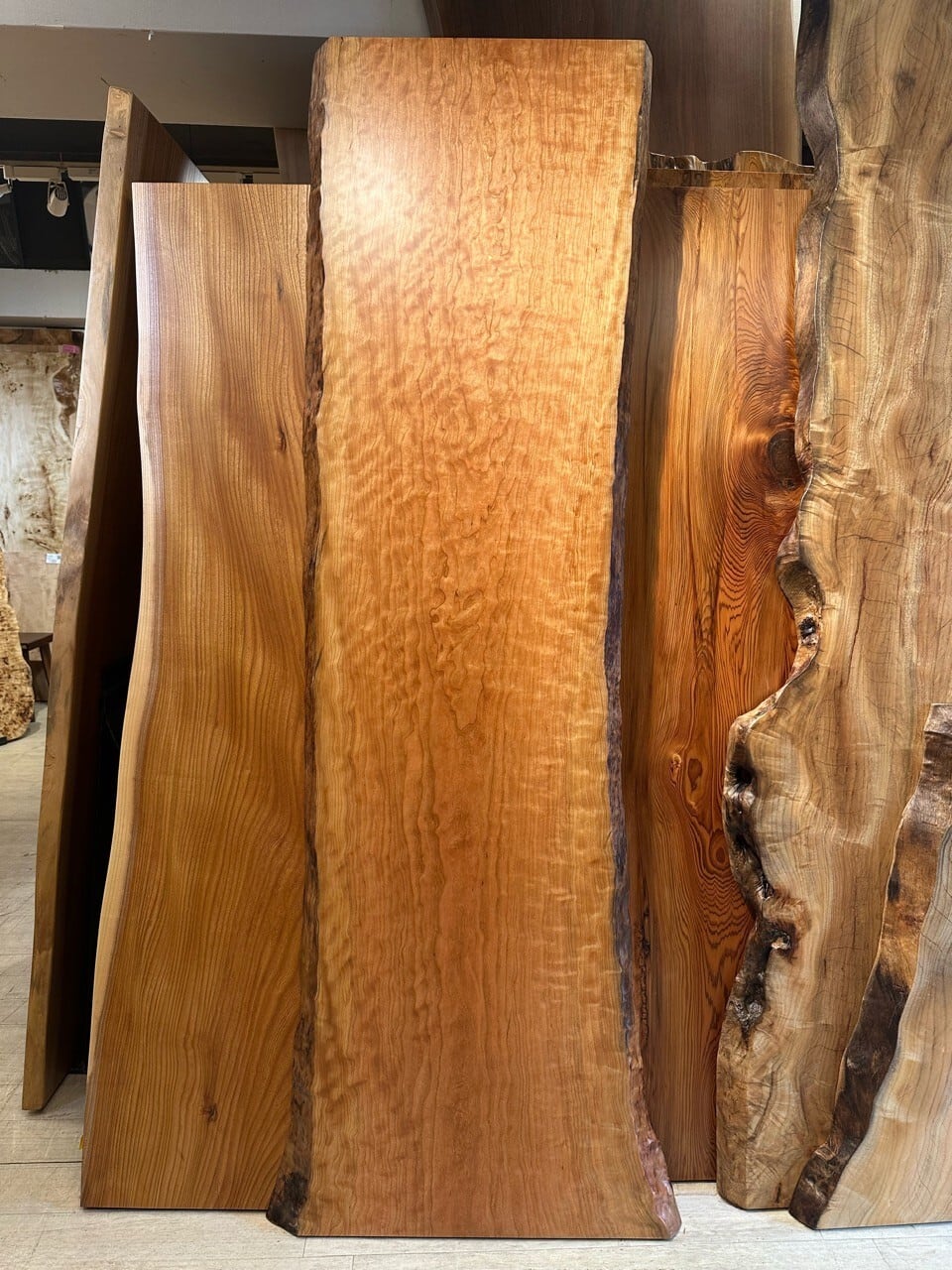 一枚板 ＊ 店舗／樹種で探す | 千年家具 - 一枚板 テーブル専門店