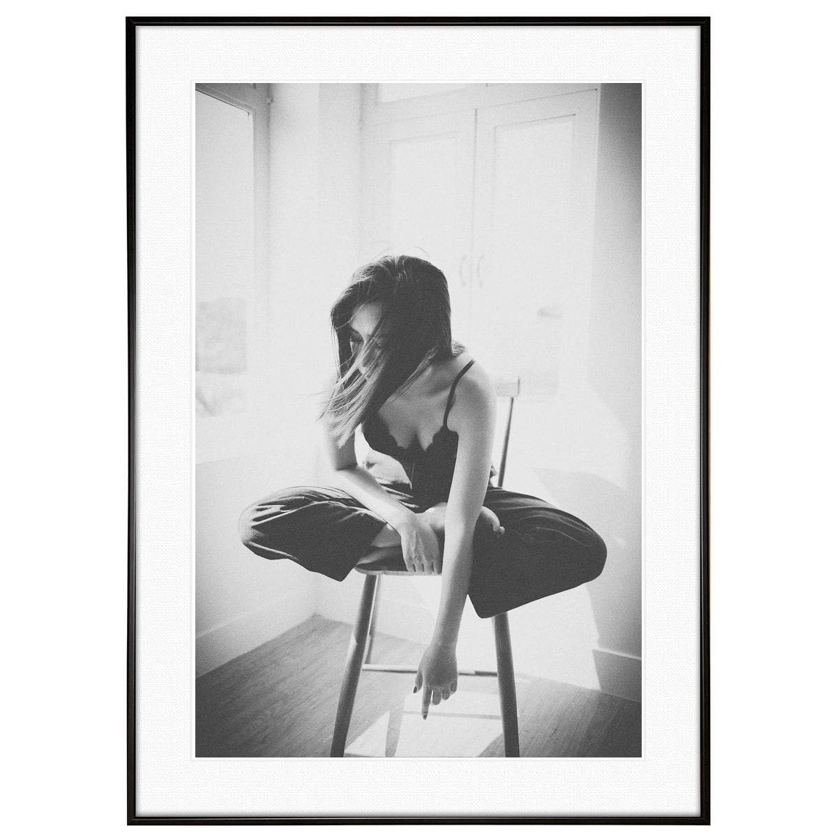 人物写真 椅子に座っている女性 インテリアモノクロアートポスター額装