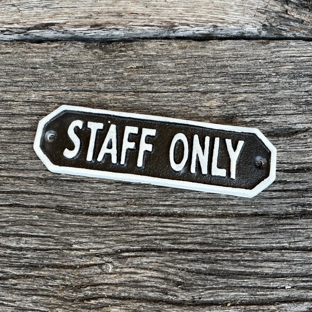 ブラックサインプレート STAFF ONLY