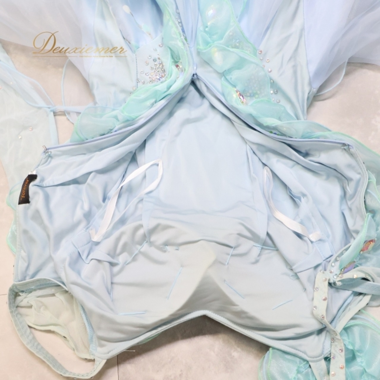 社交ダンス 衣装 スタンダード ドレス スタンダードドレス ワンピース 水色 フリル レース フロート デモ 競技 ダンス パーティ 発表会 上品 高級感 ブルー系 forever フォーエバー フォーマル おしゃれ ダンス衣装 華やか 競技用 優雅 ステージ衣装 女性用