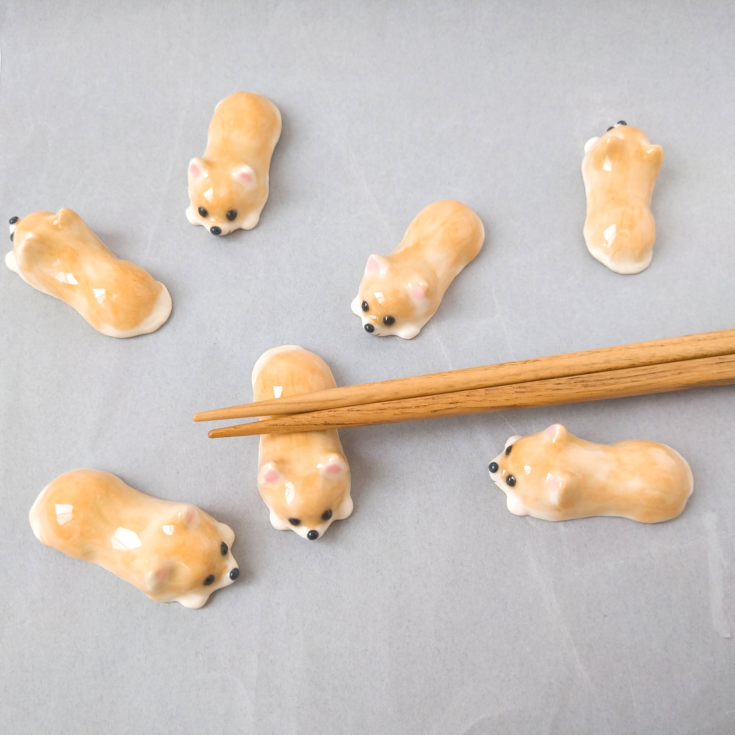 チワワの箸置き（レッド）伏せ | 陶器のことり