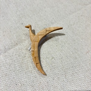 【ao11】ミカヅキトリブローチ