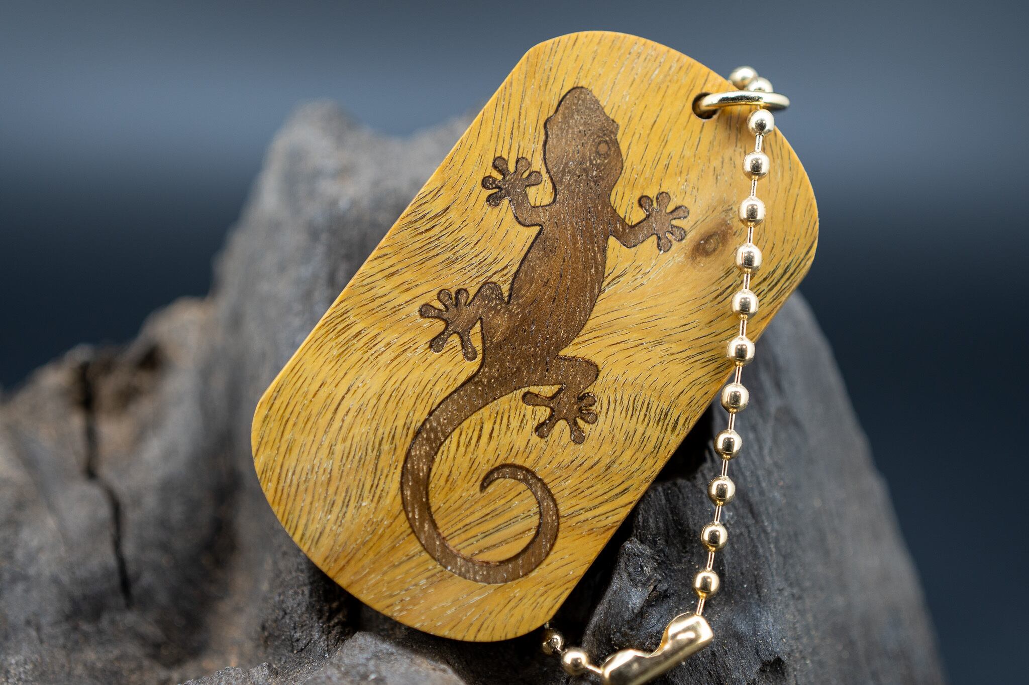 【翡翠の木】パロサント ドッグタグ 象嵌 木登りトカゲ