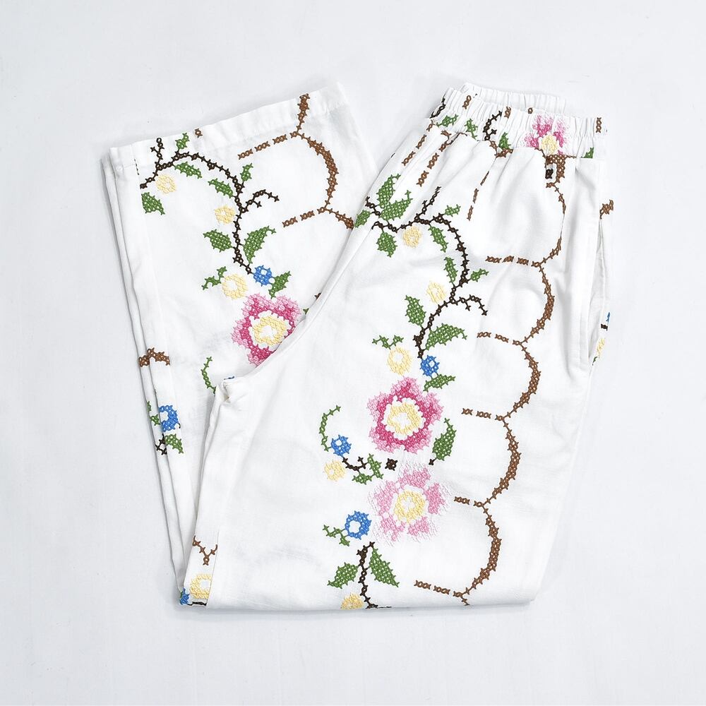 Remakeリメイク ハンドメイド 再構築 クロスステッチ フラワー 刺繍 デザイン ルーズシルエット コットン イージーパンツ ホワイト 花柄 ボタニカル 裏地付き ユニセックスデザイン W58〜96cm