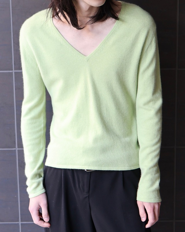 100%cashmere short length Vneck knit